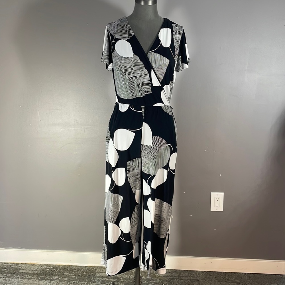 Frank Lyman designer jumpsuit (Pants) in black and white size 8 made in Canada